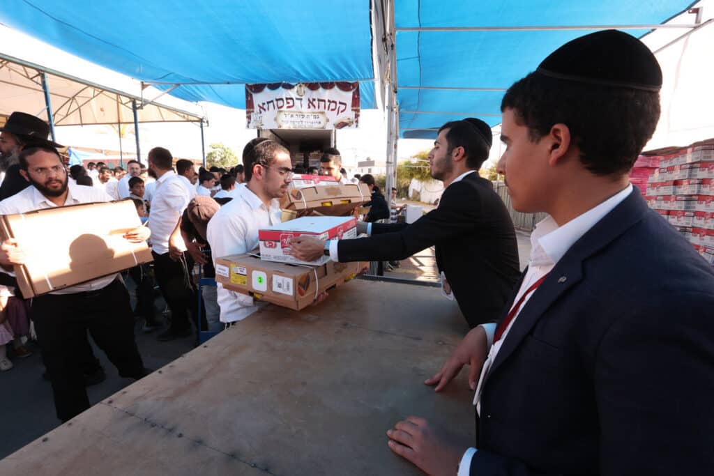 בשוק ראש העין: הגר"א עפג'ין חילק אלפי סלי מזון למשפחות