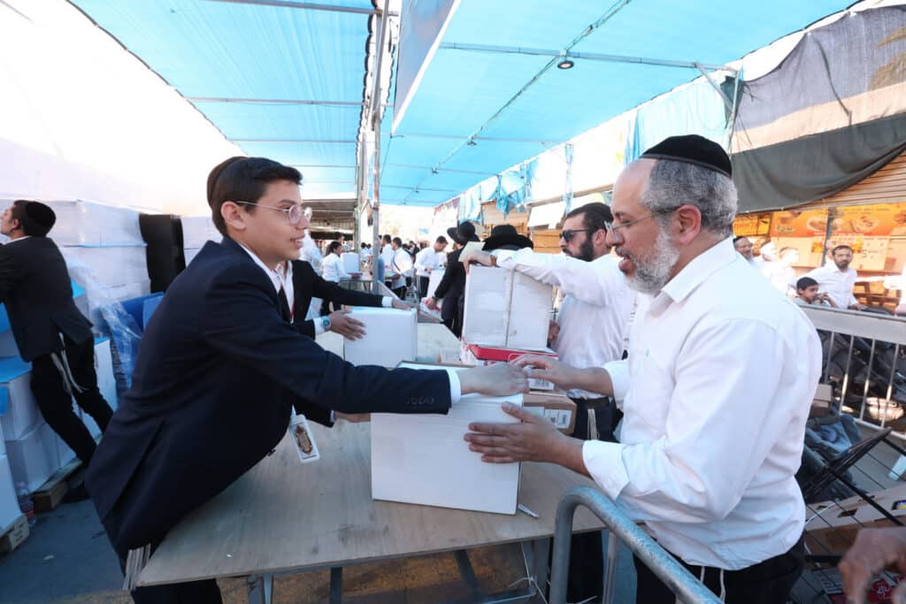 בשוק ראש העין: הגר"א עפג'ין חילק אלפי סלי מזון למשפחות