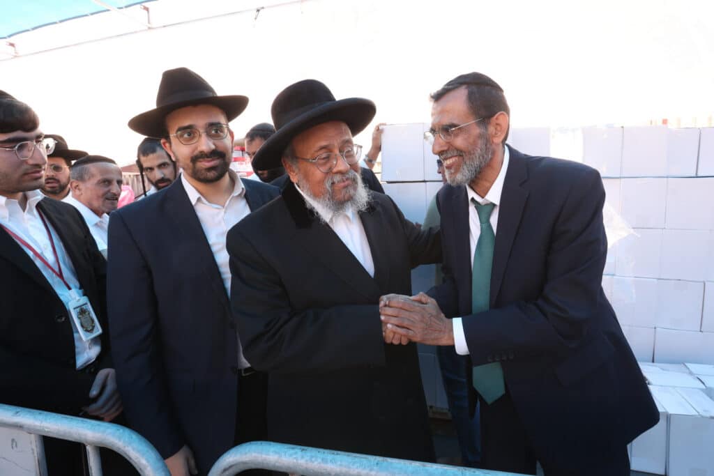 בשוק ראש העין: הגר"א עפג'ין חילק אלפי סלי מזון למשפחות