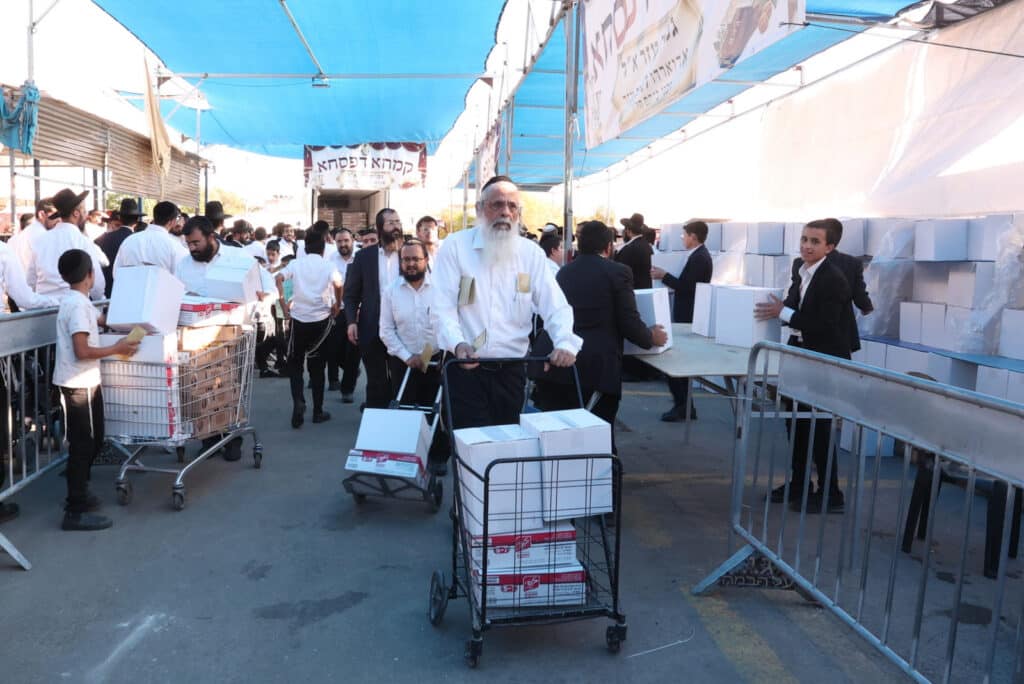 בשוק ראש העין: הגר"א עפג'ין חילק אלפי סלי מזון למשפחות