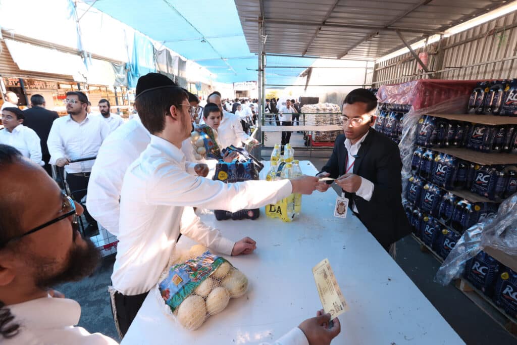 בשוק ראש העין: הגר"א עפג'ין חילק אלפי סלי מזון למשפחות