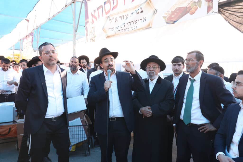 בשוק ראש העין: הגר"א עפג'ין חילק אלפי סלי מזון למשפחות