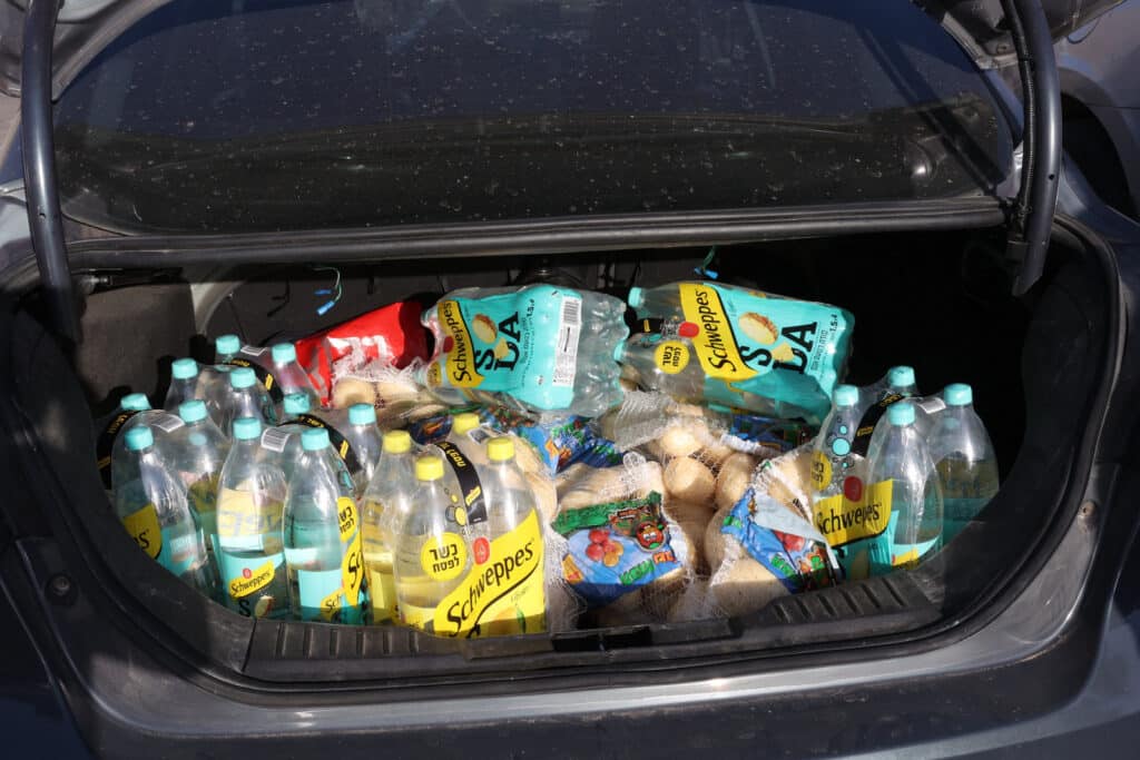 בשוק ראש העין: הגר"א עפג'ין חילק אלפי סלי מזון למשפחות