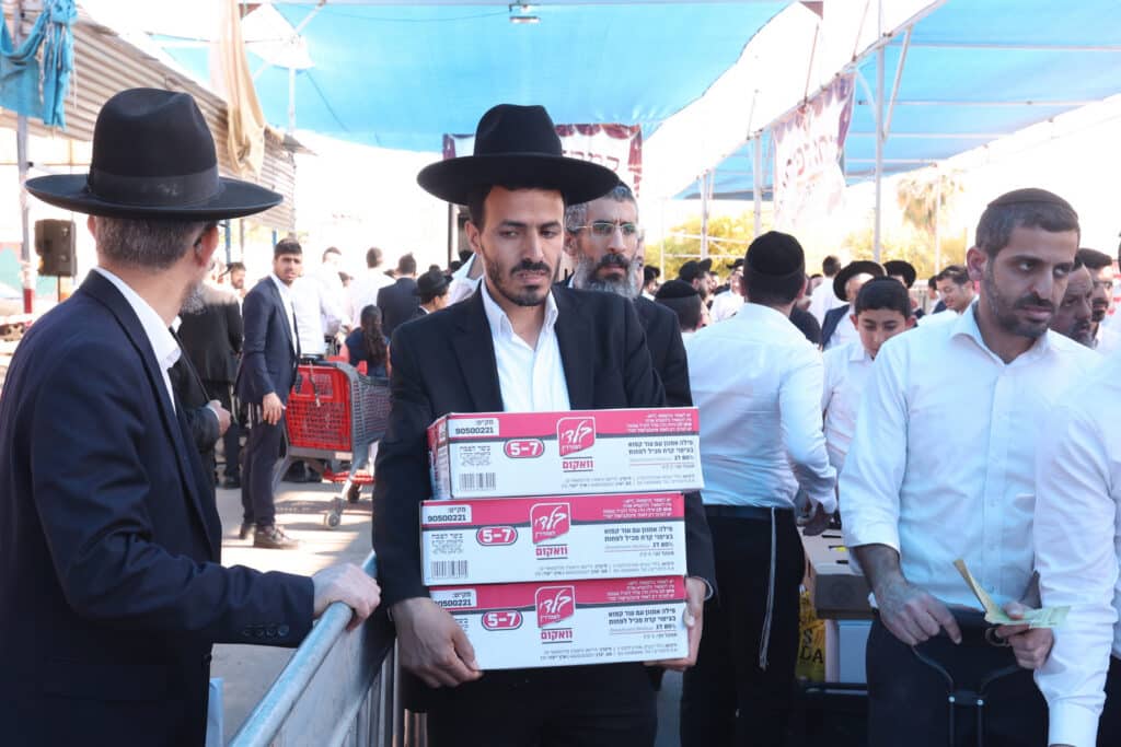 בשוק ראש העין: הגר"א עפג'ין חילק אלפי סלי מזון למשפחות