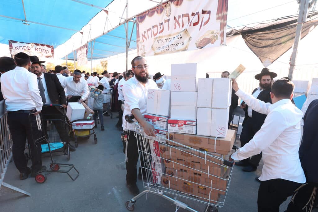 בשוק ראש העין: הגר"א עפג'ין חילק אלפי סלי מזון למשפחות