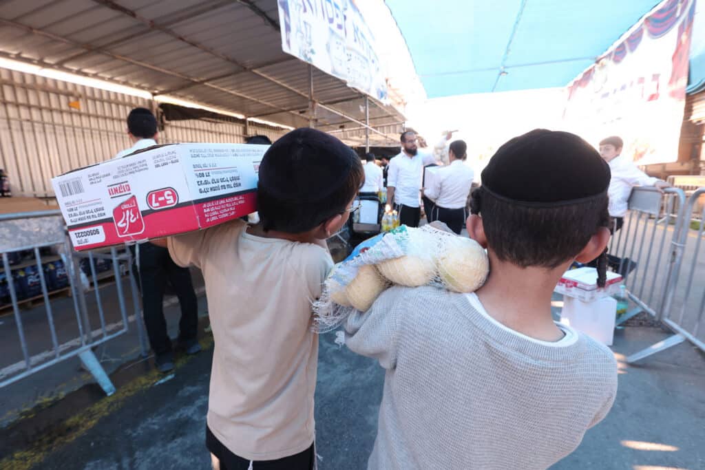 בשוק ראש העין: הגר"א עפג'ין חילק אלפי סלי מזון למשפחות