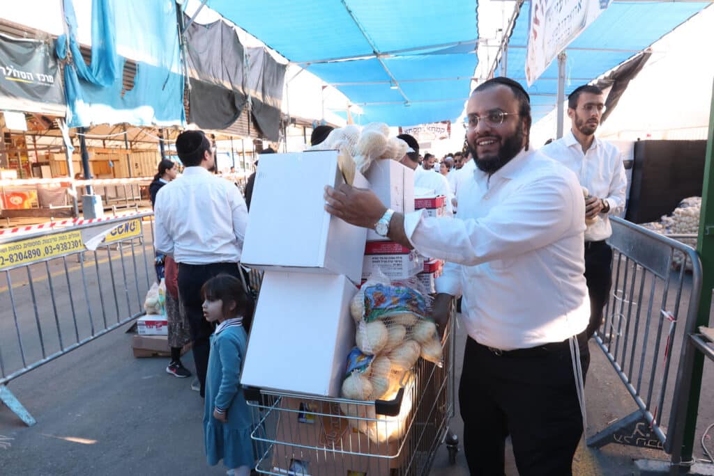 בשוק ראש העין: הגר"א עפג'ין חילק אלפי סלי מזון למשפחות