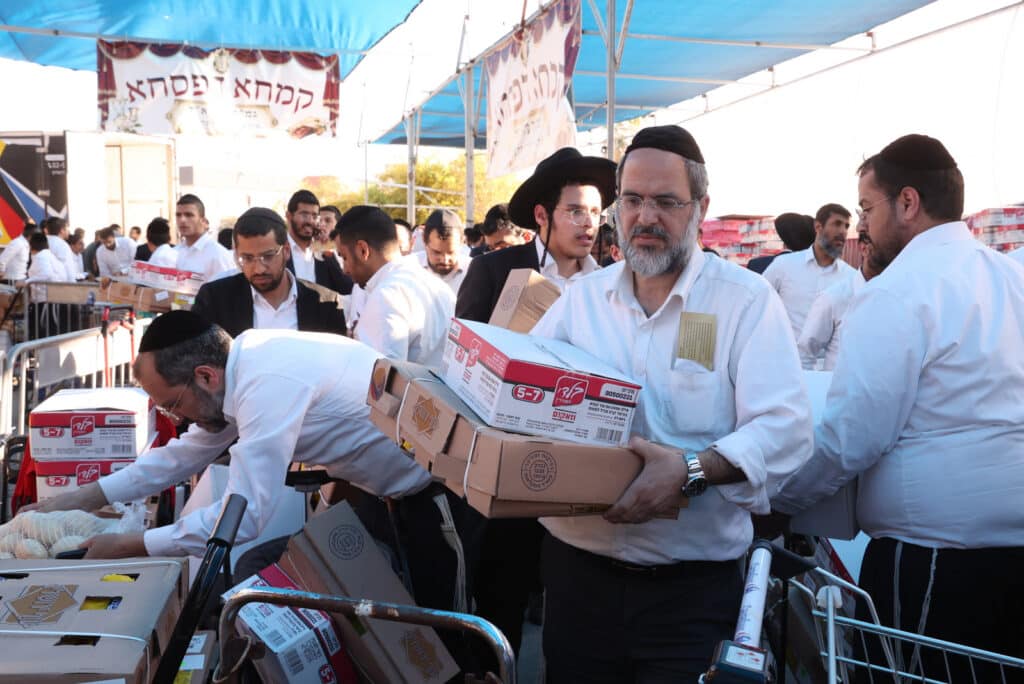בשוק ראש העין: הגר"א עפג'ין חילק אלפי סלי מזון למשפחות
