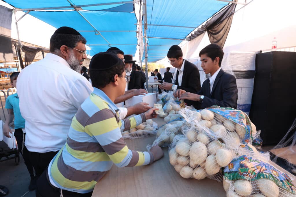 בשוק ראש העין: הגר"א עפג'ין חילק אלפי סלי מזון למשפחות