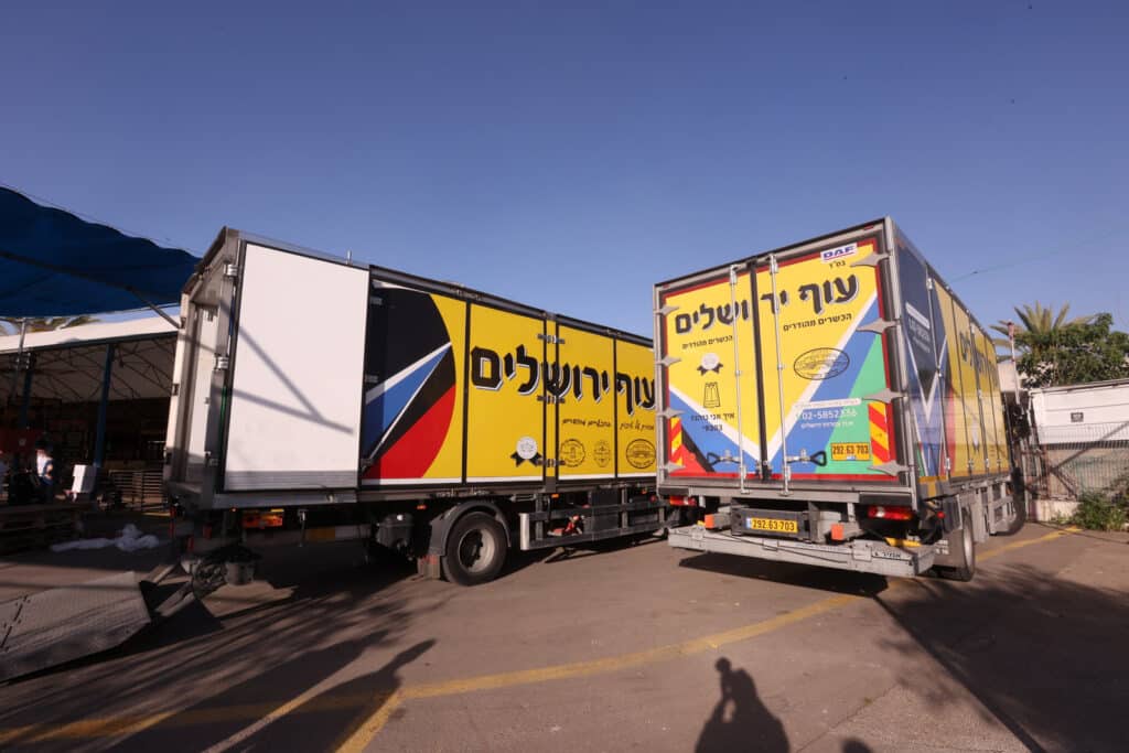 בשוק ראש העין: הגר"א עפג'ין חילק אלפי סלי מזון למשפחות