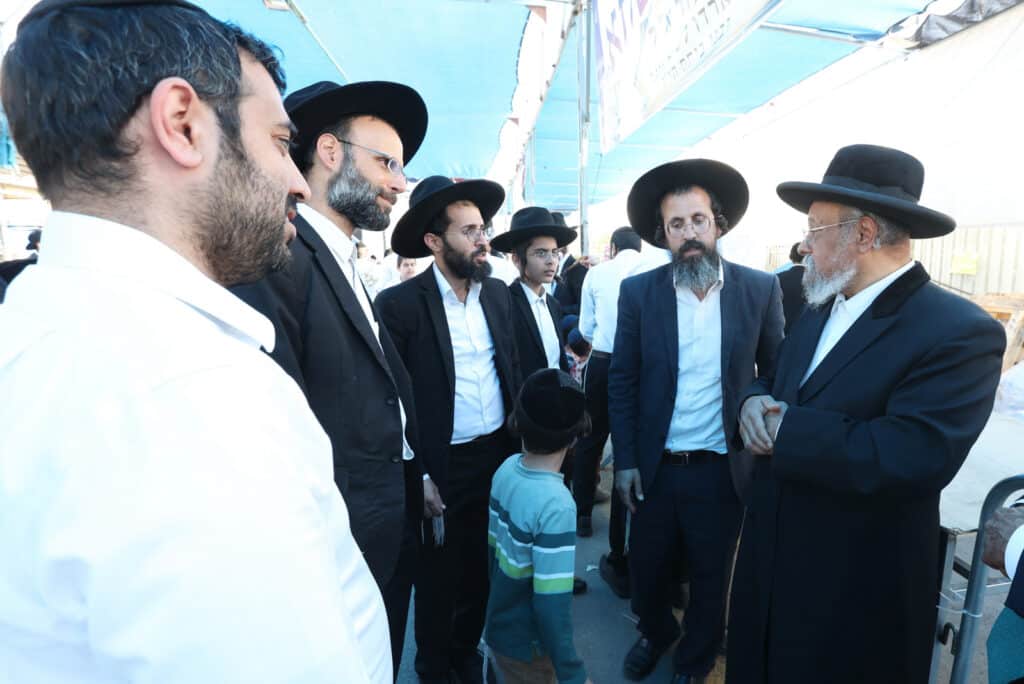 בשוק ראש העין: הגר"א עפג'ין חילק אלפי סלי מזון למשפחות