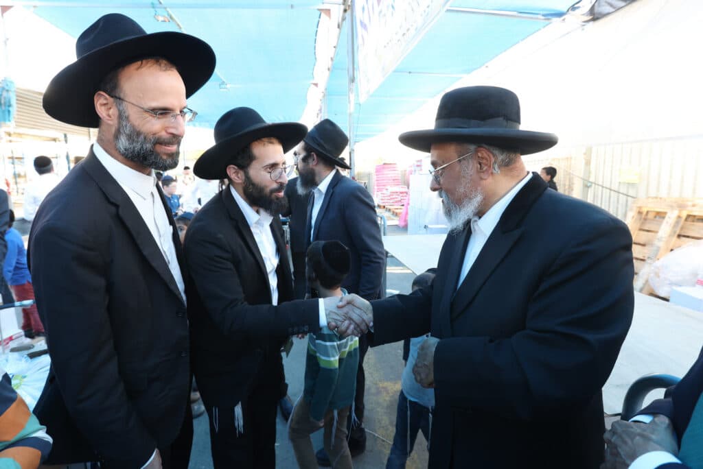 בשוק ראש העין: הגר"א עפג'ין חילק אלפי סלי מזון למשפחות