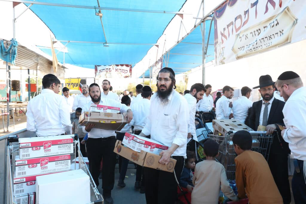 בשוק ראש העין: הגר"א עפג'ין חילק אלפי סלי מזון למשפחות