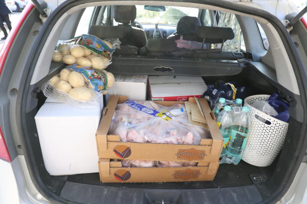 בשוק ראש העין: הגר"א עפג'ין חילק אלפי סלי מזון למשפחות