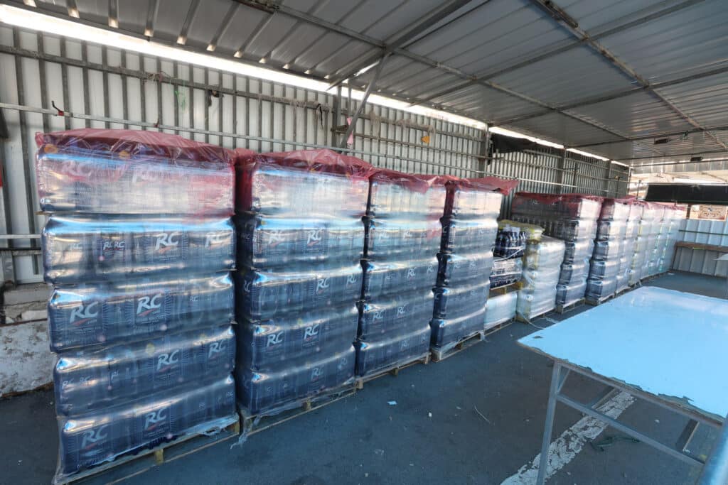 בשוק ראש העין: הגר"א עפג'ין חילק אלפי סלי מזון למשפחות