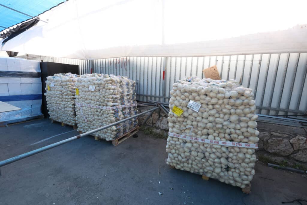 בשוק ראש העין: הגר"א עפג'ין חילק אלפי סלי מזון למשפחות