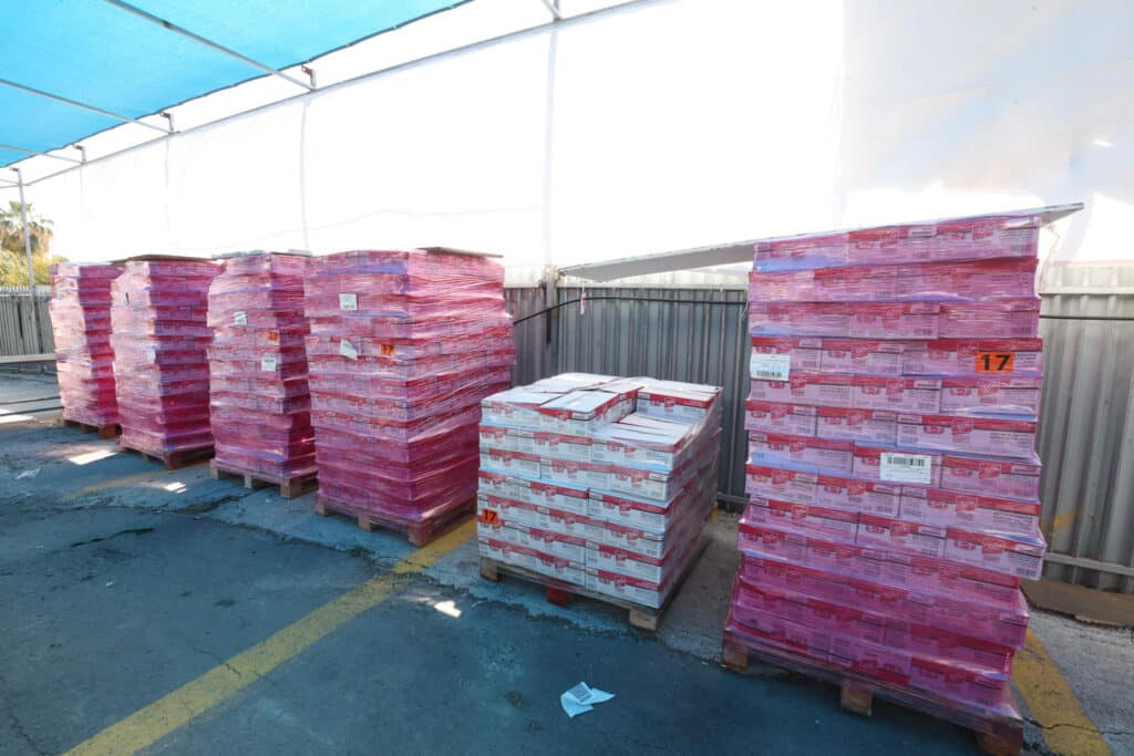 בשוק ראש העין: הגר"א עפג'ין חילק אלפי סלי מזון למשפחות