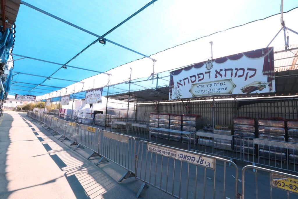 בשוק ראש העין: הגר"א עפג'ין חילק אלפי סלי מזון למשפחות