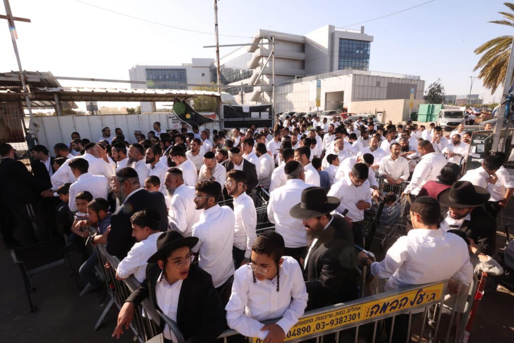 בשוק ראש העין: הגר"א עפג'ין חילק אלפי סלי מזון למשפחות