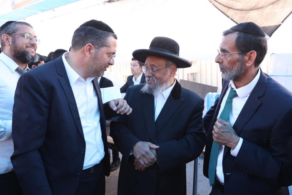 בשוק ראש העין: הגר"א עפג'ין חילק אלפי סלי מזון למשפחות