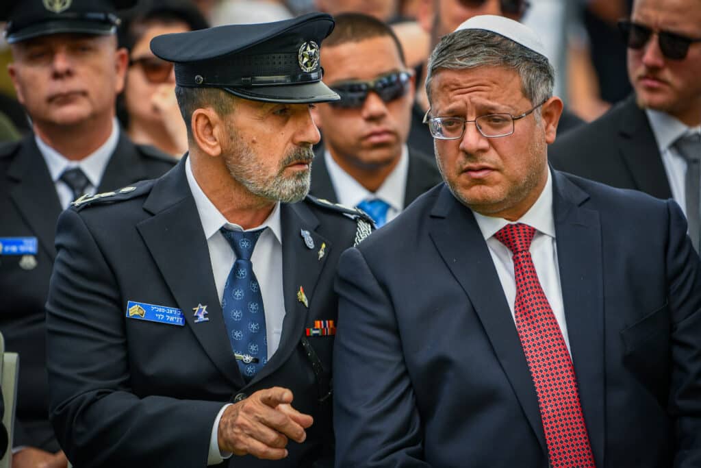 הכל קשור בהכל והמוסר הכפול שזועק | אריה זיסמן