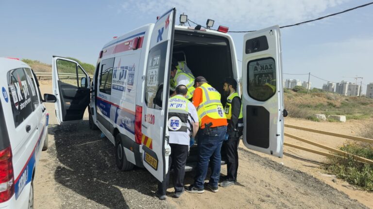 הממצאים החשודים כמשוייכים לשחיין שנעדר מול חופי חדרה מועברים באמבולנס זק"א למכון לרפואה משפטית