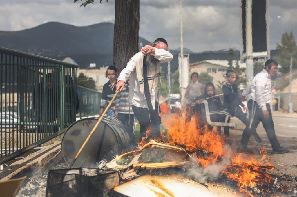 עם מקלות וחביות: בצפת שרפו את החמץ בערב פסח