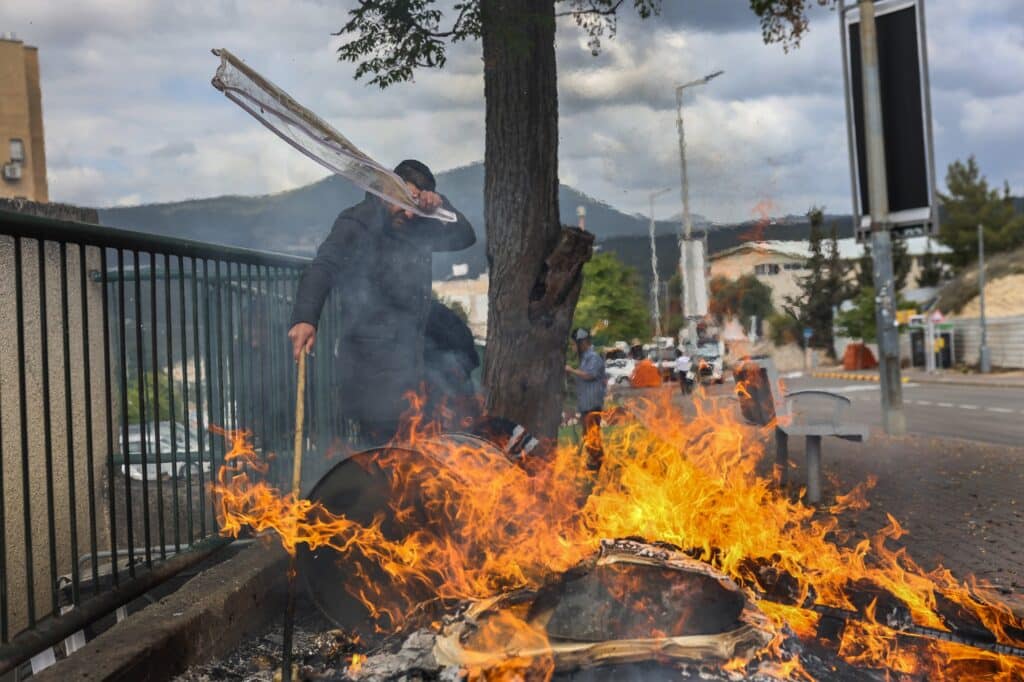עם מקלות וחביות: בצפת שרפו את החמץ בערב פסח