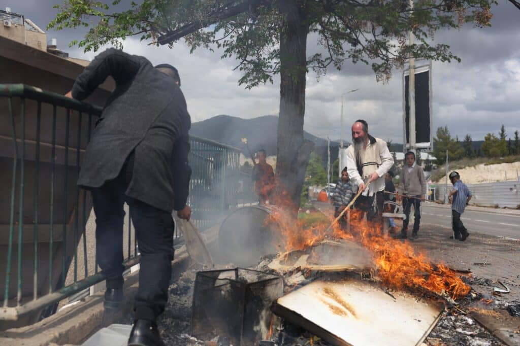 עם מקלות וחביות: בצפת שרפו את החמץ בערב פסח