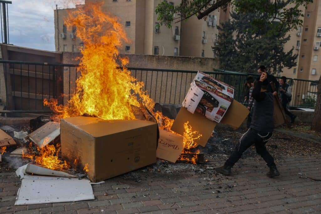 עם מקלות וחביות: בצפת שרפו את החמץ בערב פסח