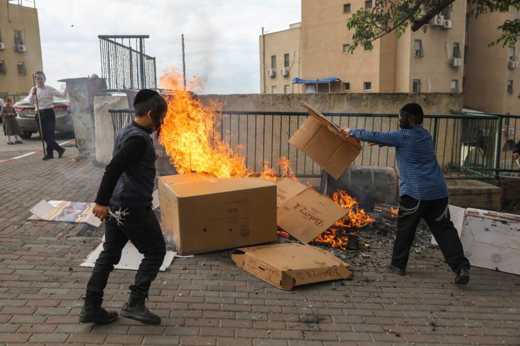 עם מקלות וחביות: בצפת שרפו את החמץ בערב פסח
