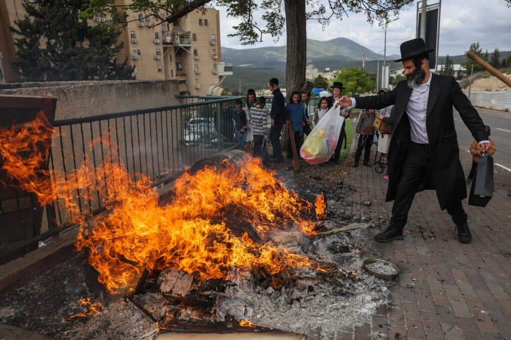 עם מקלות וחביות: בצפת שרפו את החמץ בערב פסח