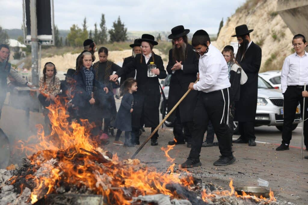 עם מקלות וחביות: בצפת שרפו את החמץ בערב פסח