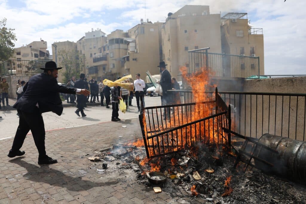 עם מקלות וחביות: בצפת שרפו את החמץ בערב פסח