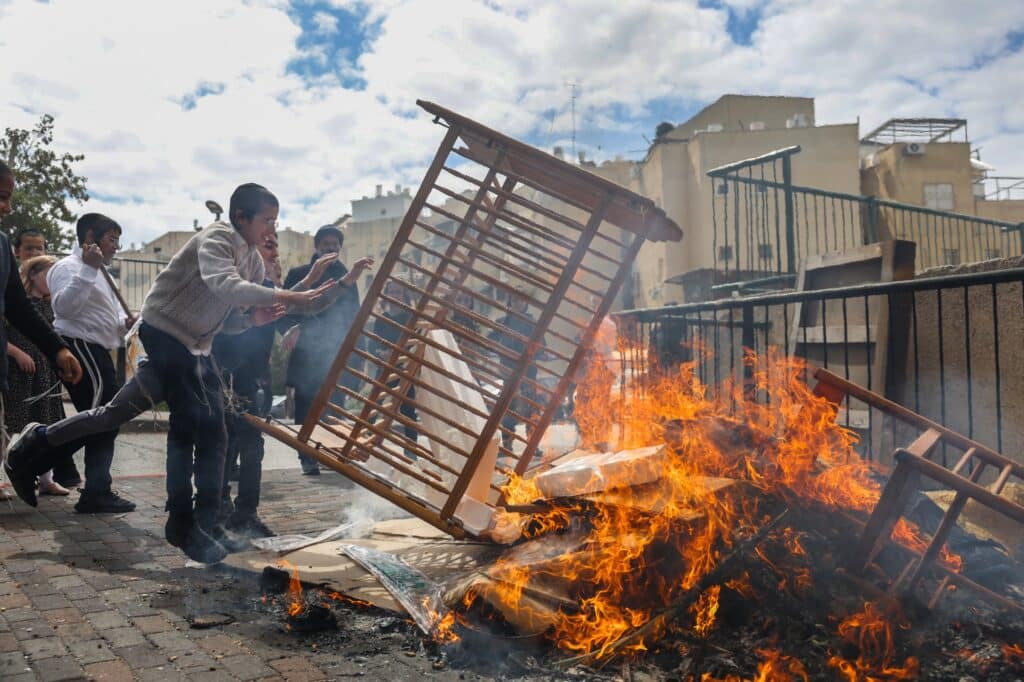 עם מקלות וחביות: בצפת שרפו את החמץ בערב פסח