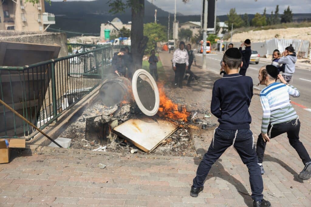 עם מקלות וחביות: בצפת שרפו את החמץ בערב פסח