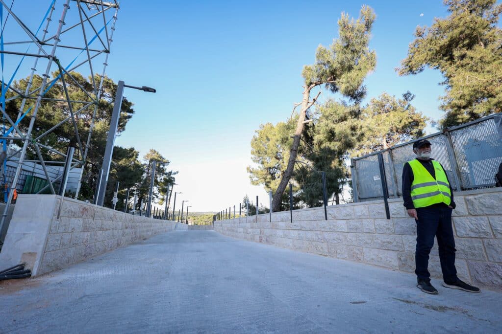 הצלם החסידי תיעד: המתחם הענק שבו ידליק ר' מיילך את מירון