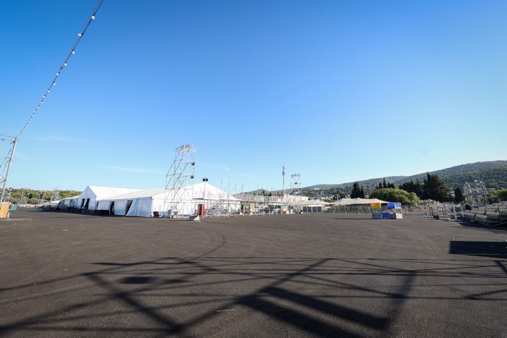 הצלם החסידי תיעד: המתחם הענק שבו ידליק ר' מיילך את מירון