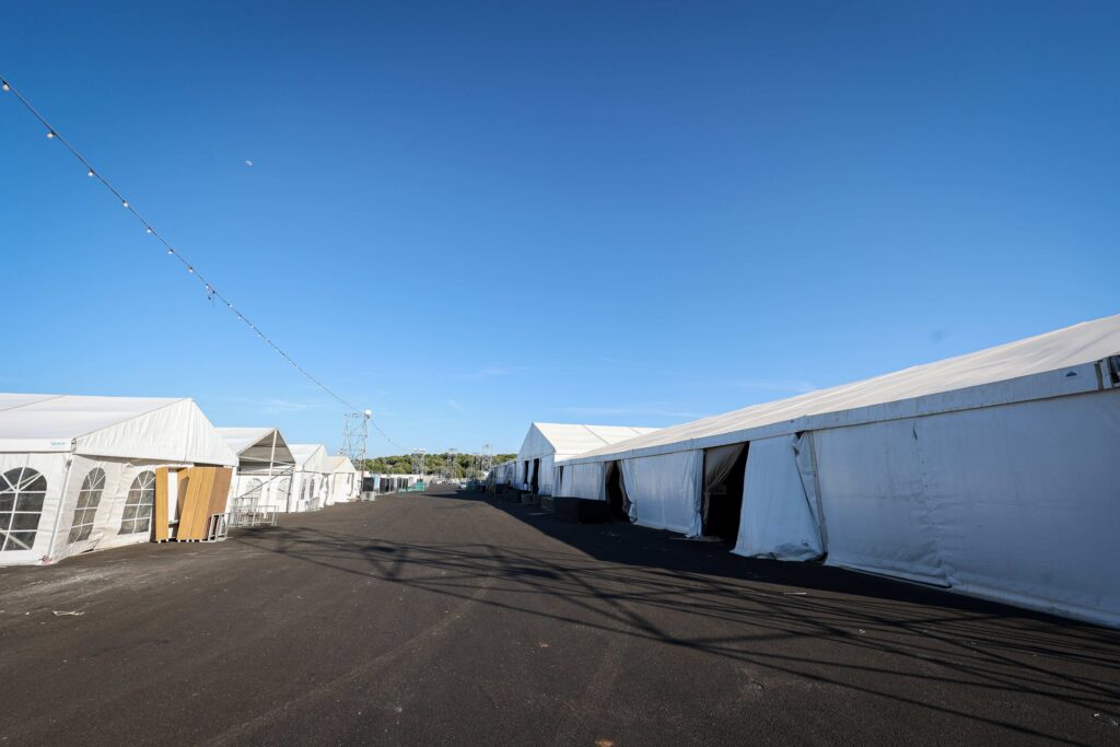 הצלם החסידי תיעד: המתחם הענק שבו ידליק ר' מיילך את מירון