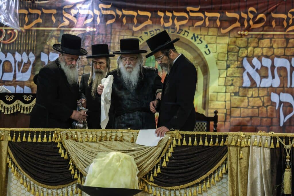 אחרי ל"ג בעומר: האדמו"ר מדארג הדליק את מירון עם חסידיו