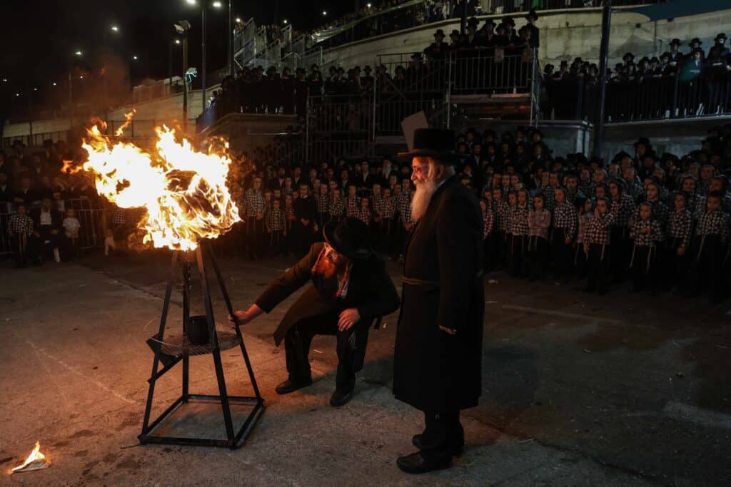 אחרי ל"ג בעומר: האדמו"ר מדארג הדליק את מירון עם חסידיו