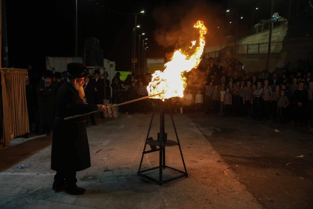 אחרי ל"ג בעומר: האדמו"ר מדארג הדליק את מירון עם חסידיו