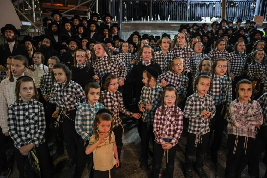 אחרי ל"ג בעומר: האדמו"ר מדארג הדליק את מירון עם חסידיו