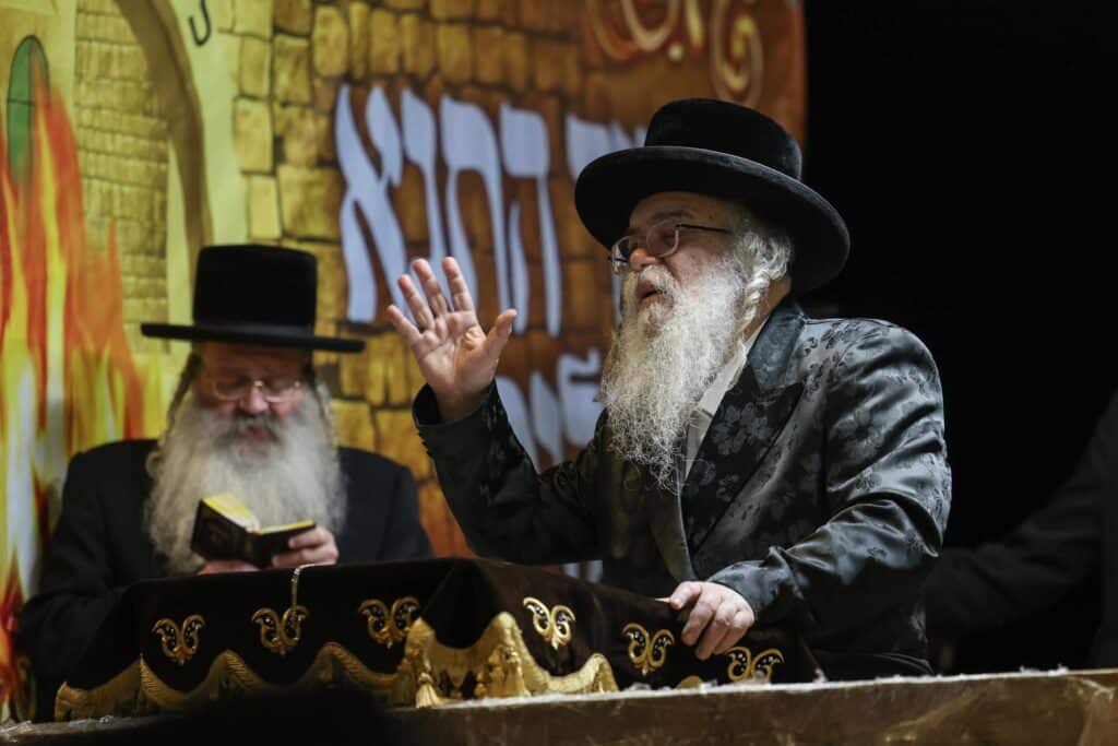 אחרי ל"ג בעומר: האדמו"ר מדארג הדליק את מירון עם חסידיו