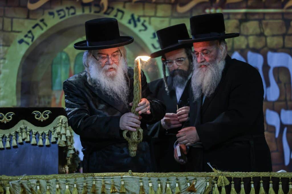 אחרי ל"ג בעומר: האדמו"ר מדארג הדליק את מירון עם חסידיו