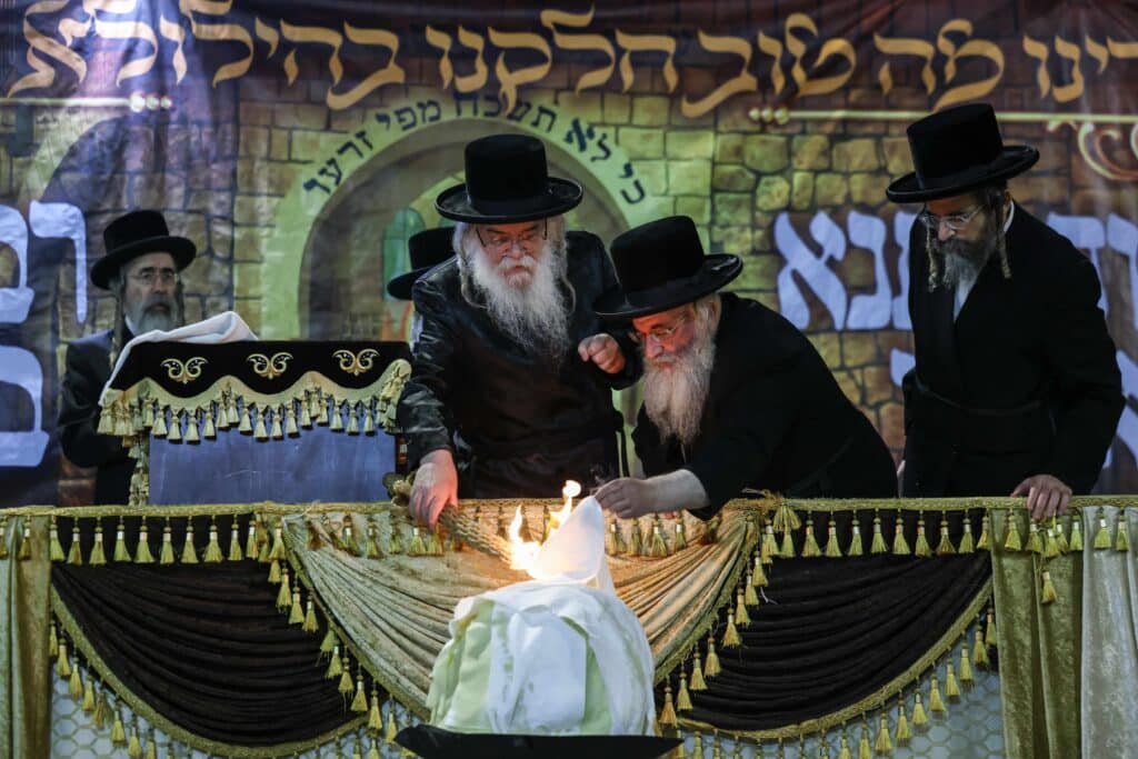 אחרי ל"ג בעומר: האדמו"ר מדארג הדליק את מירון עם חסידיו