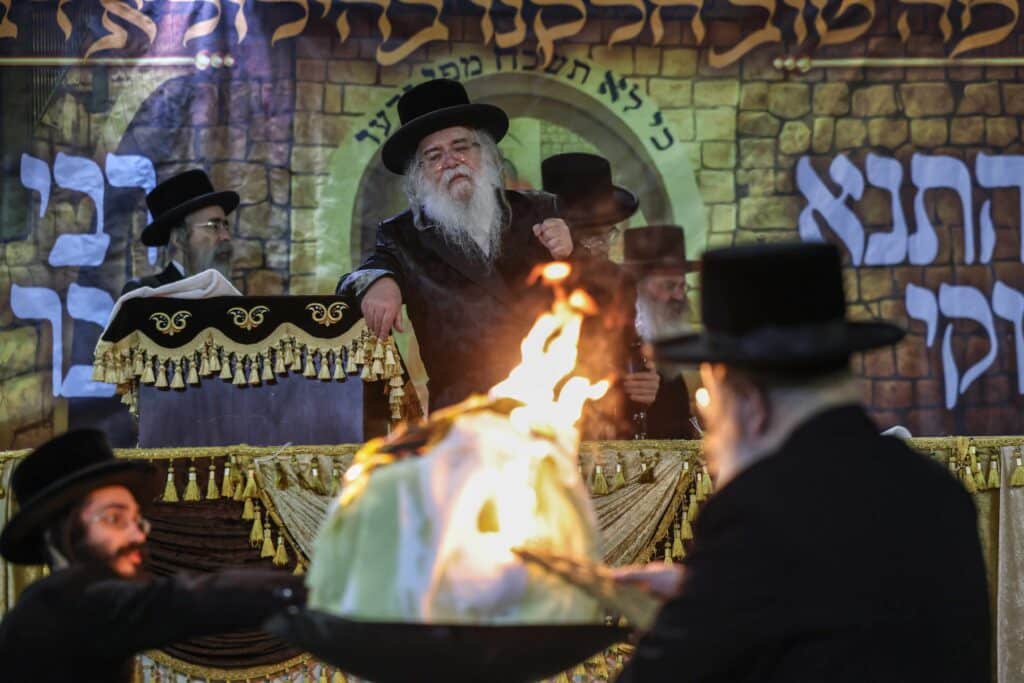 אחרי ל"ג בעומר: האדמו"ר מדארג הדליק את מירון עם חסידיו