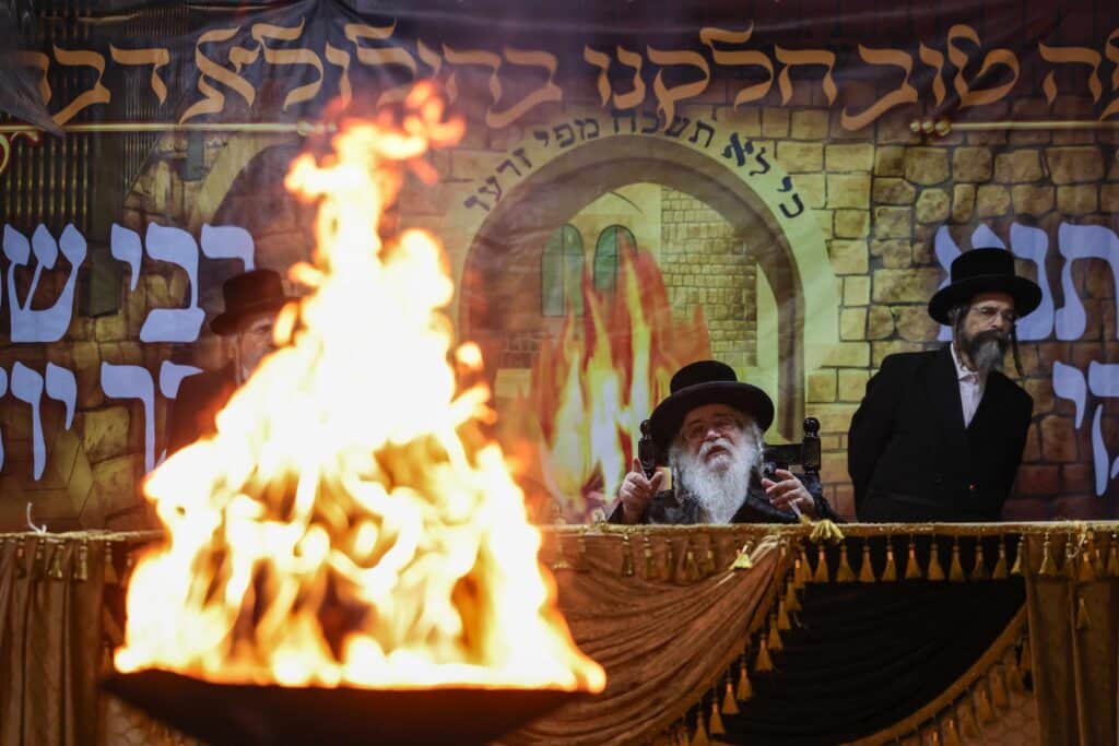 אחרי ל"ג בעומר: האדמו"ר מדארג הדליק את מירון עם חסידיו