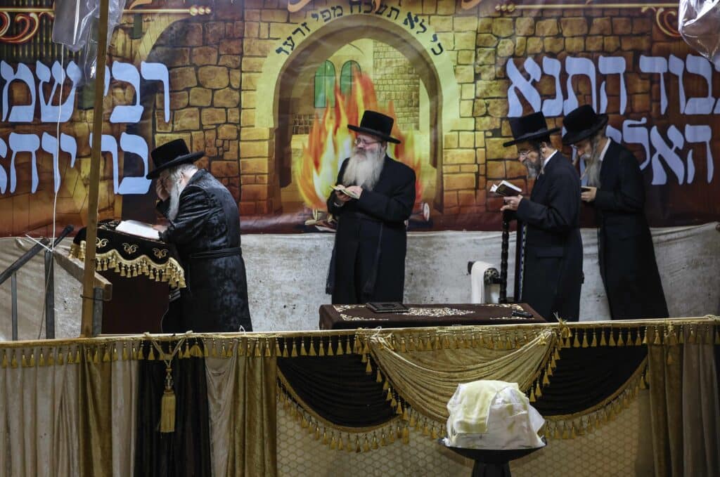 אחרי ל"ג בעומר: האדמו"ר מדארג הדליק את מירון עם חסידיו