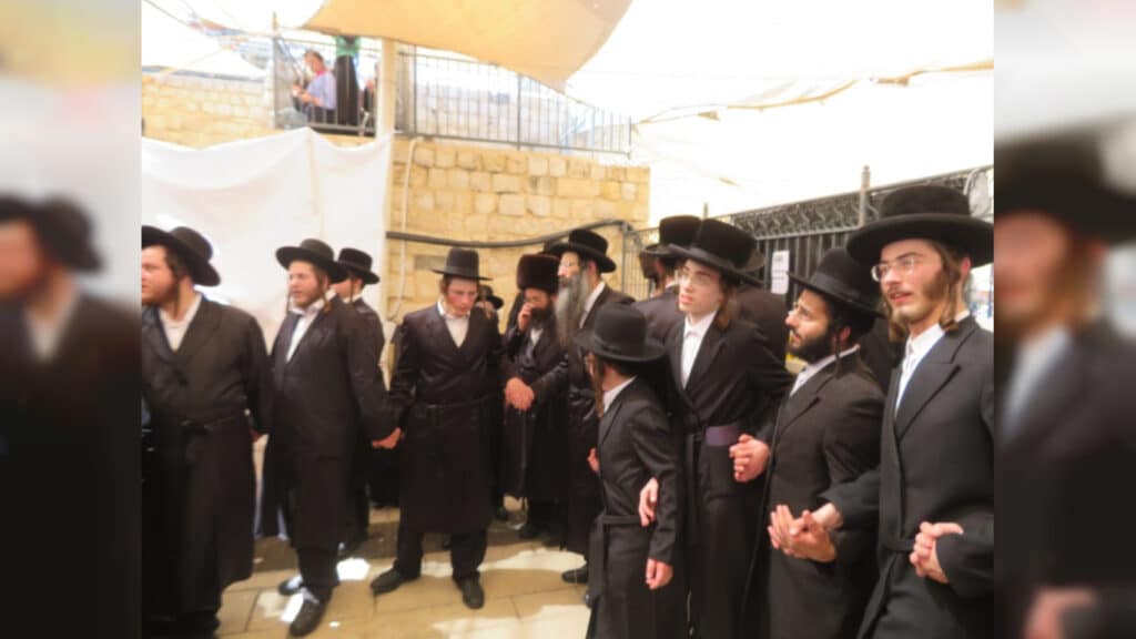 האדמו"ר מסטריקוב הדליק את צפת ושבת עם בני הישיבה